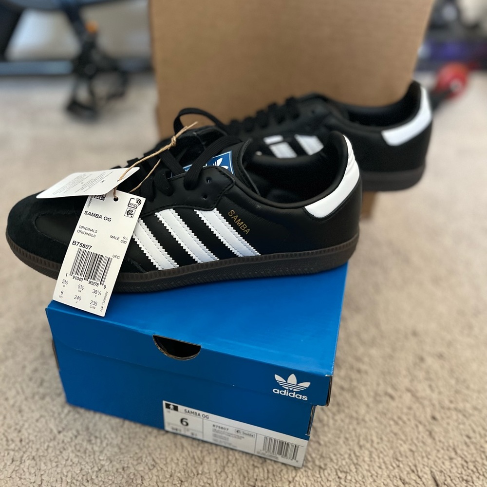 NWT SAMBA OG - Black with white, size US men’s 6, women’s 7